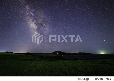 《長崎県 五島》上五島 宇久島 対馬瀬鼻灯台からの星空 105401703