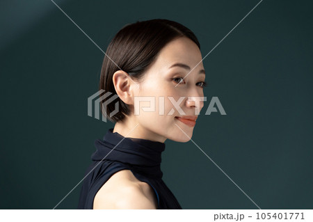 ビューティー ミドル 黒背景 横向き ビューティー ミドル 黒背景 横向き 105401771
