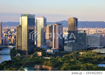 ザ・ファインタワー大手前の三十一階ラウンジからみる大阪城や天満橋、中之島、梅田の景色、夕暮れ時 105402003