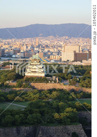 ザ・ファインタワー大手前の三十一階ラウンジからみる大阪城や天満橋、中之島、梅田の景色、夕暮れ時 ザ・ファインタワー大手前の三十一階ラウンジからみる大阪城や天満橋、中之島、梅田の景色、夕暮れ時 105402011