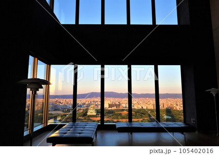 ザ・ファインタワー大手前の三十一階ラウンジからみる大阪城や天満橋、中之島、梅田の景色、夕暮れ時 105402016