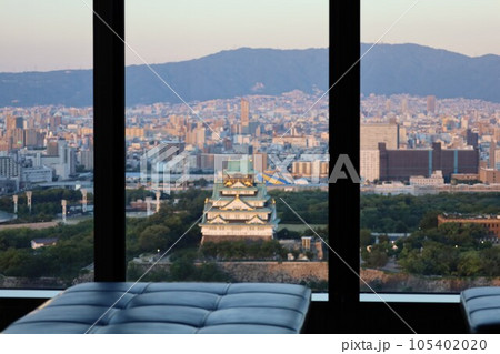 ザ・ファインタワー大手前の三十一階ラウンジからみる大阪城や天満橋、中之島、梅田の景色、夕暮れ時 105402020