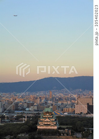 ザ・ファインタワー大手前の三十一階ラウンジからみる大阪城や天満橋、中之島、梅田の景色、夕暮れ時 ザ・ファインタワー大手前の三十一階ラウンジからみる大阪城や天満橋、中之島、梅田の景色、夕暮れ時 105402023