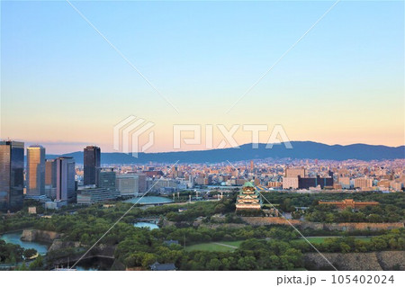 ザ・ファインタワー大手前の三十一階ラウンジからみる大阪城や天満橋、中之島、梅田の景色、夕暮れ時 105402024