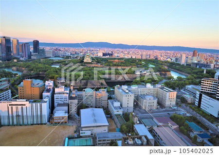 ザ・ファインタワー大手前の三十一階ラウンジからみる大阪城や天満橋、中之島、梅田の景色、夕暮れ時 105402025