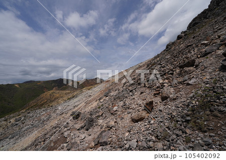 茶臼岳中腹から朝日岳方面を見る 2023年5月30日 茶臼岳中腹から朝日岳方面を見る 2023年5月30日 105402092