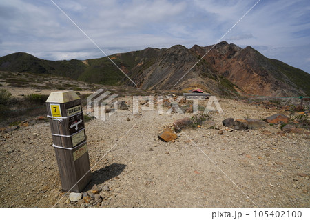 茶臼岳西側中腹道から峰の茶屋跡避難小屋と朝日岳を見る 2023年5月30日 茶臼岳西側中腹道から峰の茶屋跡避難小屋と朝日岳を見る 2023年5月30日 105402100