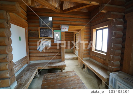 茶臼岳北側にある峰の茶屋跡避難小屋の内部 2023年5月30日 茶臼岳北側にある峰の茶屋跡避難小屋の内部 2023年5月30日 105402104
