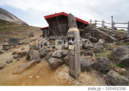 茶臼岳北側にある峰の茶屋跡避難小屋 後方は茶臼岳方面 2023年5月30日 茶臼岳北側にある峰の茶屋跡避難小屋 後方は茶臼岳方面 2023年5月30日 105402106