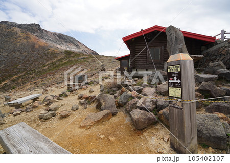 茶臼岳北側にある峰の茶屋跡避難小屋 後方は茶臼岳方面 2023年5月30日 茶臼岳北側にある峰の茶屋跡避難小屋 後方は茶臼岳方面 2023年5月30日 105402107