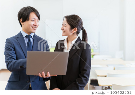 スーツを着た笑顔の正社員のビジネスマン・ビジネスウーマン（男女） 105402353