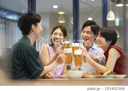 ビールで乾杯する若い男女 撮影協力：Creadisce（丸善雄松堂株式会社） 105402366