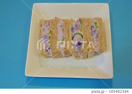 紫色のじゃが芋入りサンドイッチ 105402384