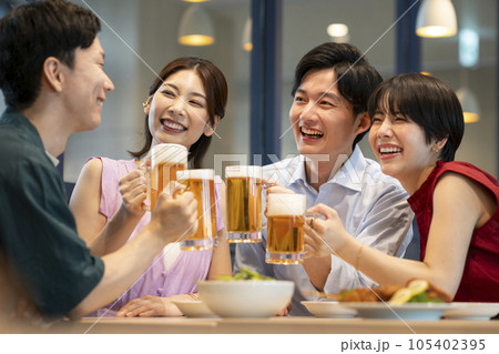 ビールジョッキを持った若い男女　飲み会・乾杯　イメージ 105402395