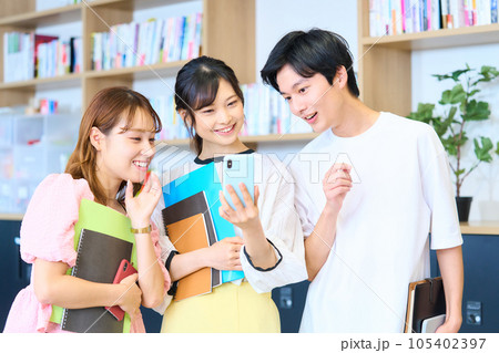 大学生　学生　生徒　若者　グループ　友人 105402397