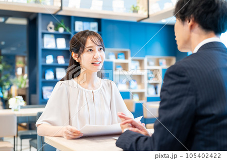 プランナーに相談すわる若い女性 撮影協力:Creadisce(丸善雄松堂株式会社) プランナーに相談すわる若い女性 撮影協力:Creadisce(丸善雄松堂株式会社) 105402422