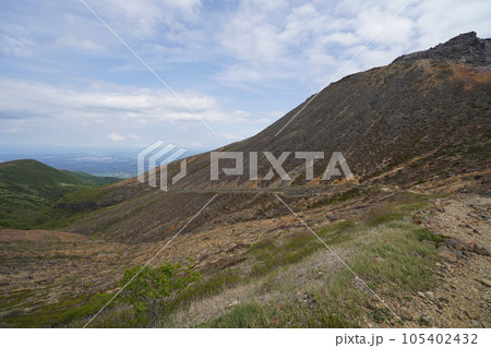 茶臼岳北側の峰の茶屋跡避難小屋から那須ロープウエイ山麓駅に向かう登山道を見る 2023年5月30日 茶臼岳北側の峰の茶屋跡避難小屋から那須ロープウエイ山麓駅に向かう登山道を見る 2023年5月30日 105402432