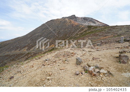 茶臼岳北側の峰の茶屋跡避難小屋から那須ロープウエイ山麓駅に向かう登山道を見る 2023年5月30日 茶臼岳北側の峰の茶屋跡避難小屋から那須ロープウエイ山麓駅に向かう登山道を見る 2023年5月30日 105402435