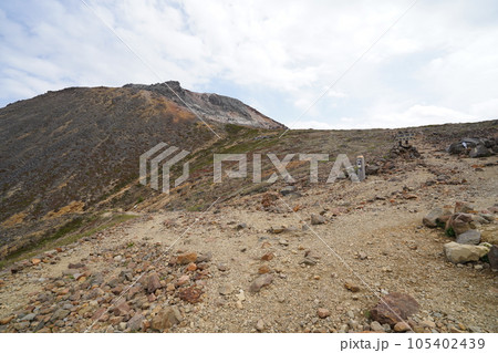茶臼岳北側の峰の茶屋跡避難小屋から茶臼岳山頂付近を見る 2023年5月30日 茶臼岳北側の峰の茶屋跡避難小屋から茶臼岳山頂付近を見る 2023年5月30日 105402439