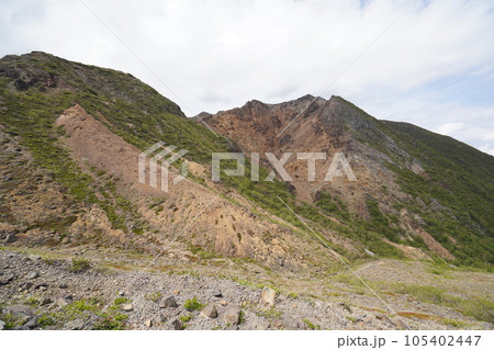 茶臼岳 峰の茶屋跡避難小屋から下山中に見た朝日岳方面 2023年5月30日 茶臼岳 峰の茶屋跡避難小屋から下山中に見た朝日岳方面 2023年5月30日 105402447
