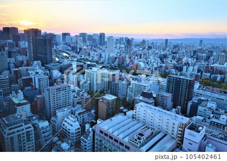 ザ・ファインタワー大手前の三十一階ラウンジからみる大阪城や天満橋、中之島、梅田の景色、夕暮れ時 105402461