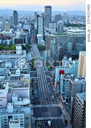 ザ・ファインタワー大手前の三十一階ラウンジからみる大阪城や天満橋、中之島、梅田の景色、夕暮れ時 ザ・ファインタワー大手前の三十一階ラウンジからみる大阪城や天満橋、中之島、梅田の景色、夕暮れ時 105402466