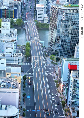 ザ・ファインタワー大手前の三十一階ラウンジからみる大阪城や天満橋、中之島、梅田の景色、夕暮れ時 105402467