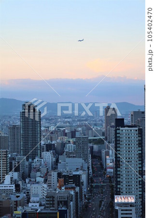 ザ・ファインタワー大手前の三十一階ラウンジからみる大阪城や天満橋、中之島、梅田の景色、夕暮れ時 ザ・ファインタワー大手前の三十一階ラウンジからみる大阪城や天満橋、中之島、梅田の景色、夕暮れ時 105402470
