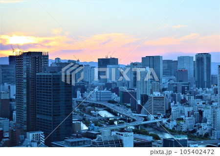 ザ・ファインタワー大手前の三十一階ラウンジからみる大阪城や天満橋、中之島、梅田の景色、夕暮れ時 ザ・ファインタワー大手前の三十一階ラウンジからみる大阪城や天満橋、中之島、梅田の景色、夕暮れ時 105402472