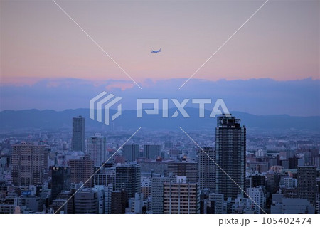 ザ・ファインタワー大手前の三十一階ラウンジからみる大阪城や天満橋、中之島、梅田の景色、夕暮れ時 ザ・ファインタワー大手前の三十一階ラウンジからみる大阪城や天満橋、中之島、梅田の景色、夕暮れ時 105402474