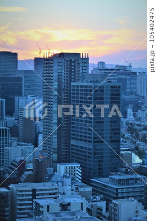 ザ・ファインタワー大手前の三十一階ラウンジからみる大阪城や天満橋、中之島、梅田の景色、夕暮れ時 105402475