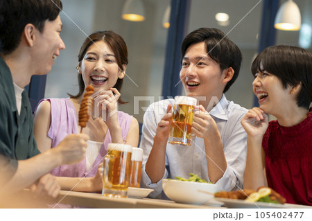 ビールジョッキを持った若い男女　宴会・飲み会イメージ 105402477