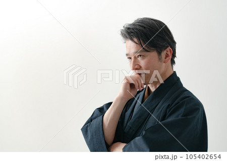 和服のミドル男性　悩む 105402654