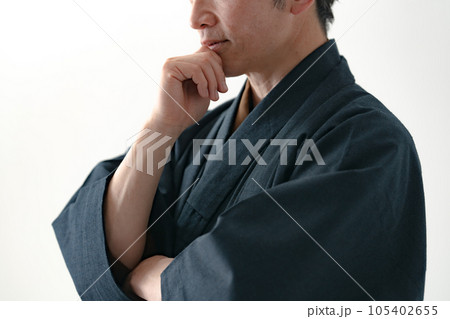 和服のミドル男性 悩む 和服のミドル男性 悩む 105402655