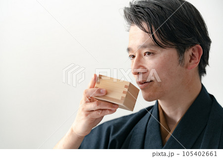 酒 升 男性 飲む 酒 升 男性 飲む 105402661