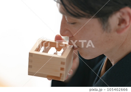 酒　升　男性　飲む 105402666