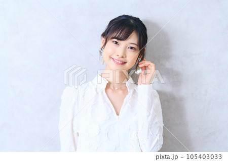 私服の若い女性　 105403033