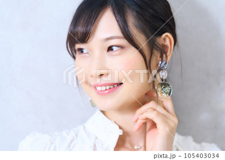 私服の若い女性　 105403034