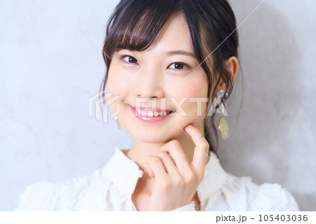 私服の若い女性　 105403036