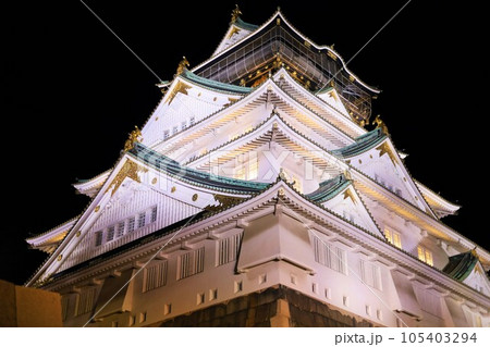 夜の大阪城ライトアップ、大阪の夜空に浮かぶ大阪のシンボルタワー、大阪城公園 105403294