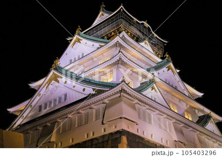 夜の大阪城ライトアップ、大阪の夜空に浮かぶ大阪のシンボルタワー、大阪城公園 105403296
