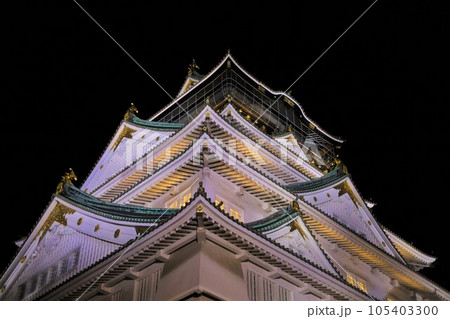 夜の大阪城ライトアップ、大阪の夜空に浮かぶ大阪のシンボルタワー、大阪城公園 夜の大阪城ライトアップ、大阪の夜空に浮かぶ大阪のシンボルタワー、大阪城公園 105403300