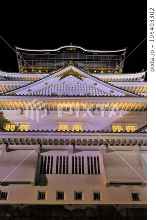 夜の大阪城ライトアップ、大阪の夜空に浮かぶ大阪のシンボルタワー、大阪城公園 夜の大阪城ライトアップ、大阪の夜空に浮かぶ大阪のシンボルタワー、大阪城公園 105403302