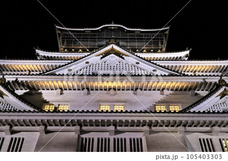 夜の大阪城ライトアップ、大阪の夜空に浮かぶ大阪のシンボルタワー、大阪城公園 夜の大阪城ライトアップ、大阪の夜空に浮かぶ大阪のシンボルタワー、大阪城公園 105403303