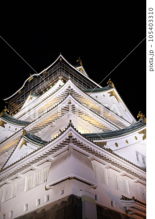 夜の大阪城ライトアップ、大阪の夜空に浮かぶ大阪のシンボルタワー、大阪城公園 105403310