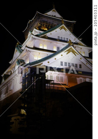 夜の大阪城ライトアップ、大阪の夜空に浮かぶ大阪のシンボルタワー、大阪城公園 105403311