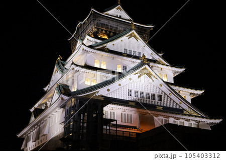 夜の大阪城ライトアップ、大阪の夜空に浮かぶ大阪のシンボルタワー、大阪城公園 105403312