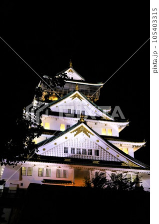 夜の大阪城ライトアップ、大阪の夜空に浮かぶ大阪のシンボルタワー、大阪城公園 105403315