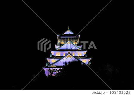 夜の大阪城ライトアップ、大阪の夜空に浮かぶ大阪のシンボルタワー、大阪城公園 105403322