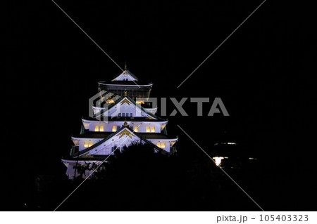 夜の大阪城ライトアップ、大阪の夜空に浮かぶ大阪のシンボルタワー、大阪城公園 夜の大阪城ライトアップ、大阪の夜空に浮かぶ大阪のシンボルタワー、大阪城公園 105403323